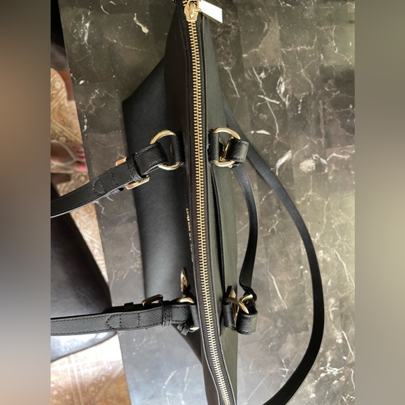 Michael Kors large black bag. Excellent condition no tears or marks on it - Picture 2 of 12